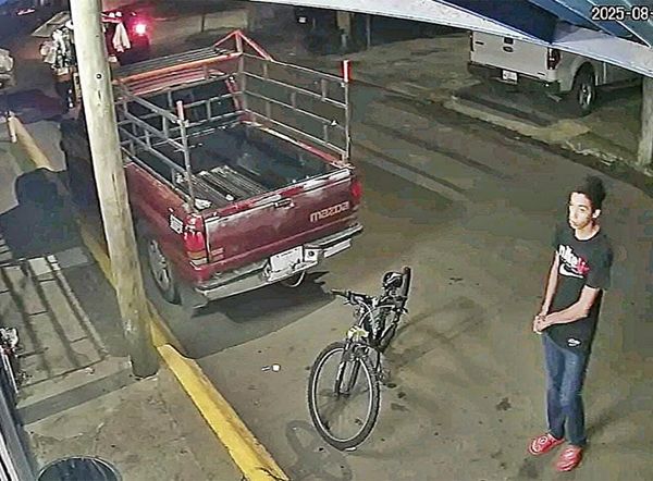 ¡LADRÓN SE ROBÓ BICICLETA AFUERA DEL ‘GÜERO FLOWER’!