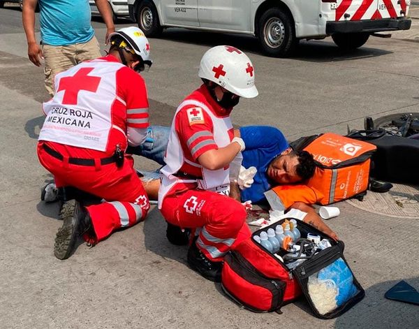 ¡PAREJA DE REPARTIDORES DE DIDI CHOCAN CONTRA TAXISTA!