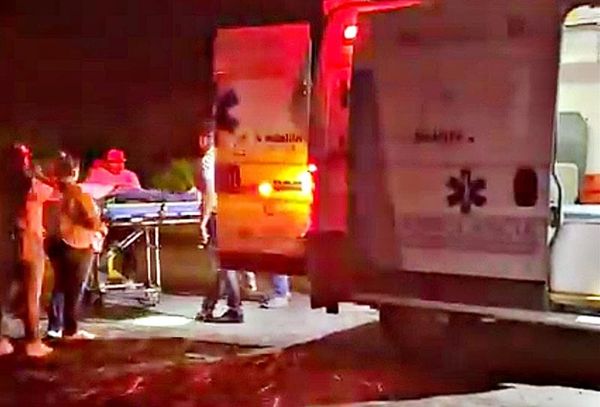 ¡PRIMOS DERRAPAN EN SU MOTO LLEGANDO A LOS ROBLES!