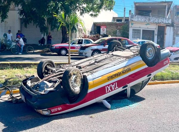 ¡TAXI SE IMPACTÓ CONTRA GUARNICIÓN Y TERMINA VOLCADO!
