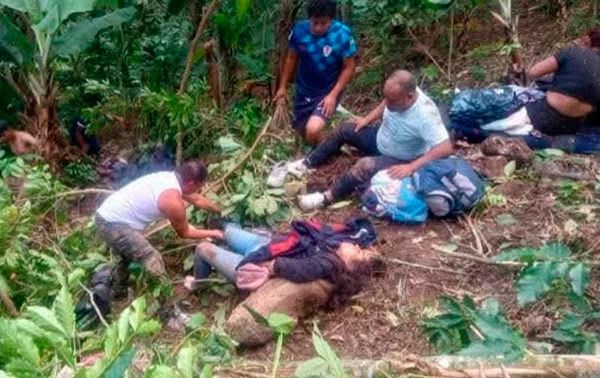 ¡CAEN EN BARRANCO: 13 HERIDOS! - CAMIONETA DANDO VOLTERETAS SE FUE AL FONDO CASI 50 METROS