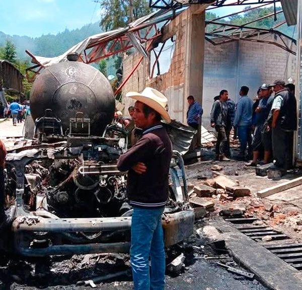 ¡EXPLOTO PIPA DE GAS! - DOCE VIVIENDAS, UNA FERRETERÍA Y UN AUTO QUEDARON CALCINADOS