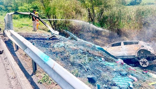 ¡MUJER MUERE CALCINADA EN ACCIDENTE EN LA AUTOPISTA! - EL AUTOMÓVIL CHOCÓ CONTRA ESTRUCTURA DE CONCRETO