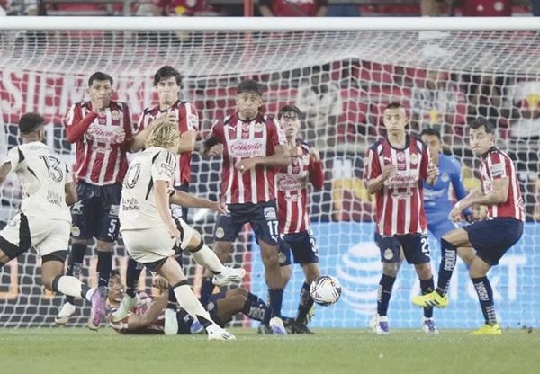 ¡PIERDE CHIVAS DE ÚLTIMO MINUTO EN SU DEBUT EN LEAGUES CUP!
