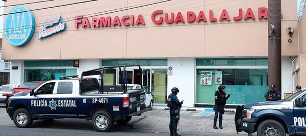 ¡PISTOLEROS ATRACAN Y GOLPEAN A TRABAJADORES DE FARMACIA GUADALAJARA!