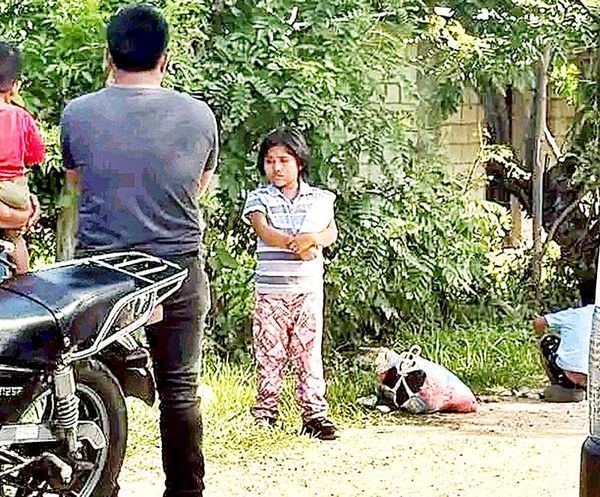 ¡ABANDONAN A NIÑA DE 6 AÑOS EN LA CARRETERA! - CARGABA UN BOTE DE LECHE Y UN MORRALITO CON ROPA