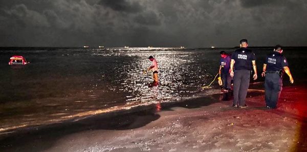 ¡SACAN TAXI SEMI HUNDIDO EN PLAYA DE TUXPAN!