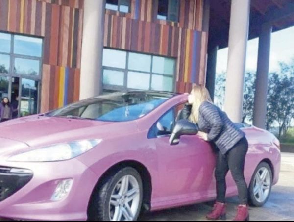 ¡“LA BARBIE NARCO” Y SUS HIJOS MUEREN EN ACCIDENTE: UNA VIDA MARCADA POR LUJOS Y CRIMEN!