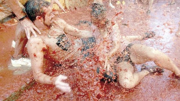 ¡LA "TOMATINA" DE ESPAÑA, LA BATALLA CALLEJERA DE TOMATES CUMPLE 80 AÑOS!