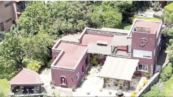 ¡PROTESTAN EN LA CASA DE FERNÁNDEZ NOROÑA EN TEPOZTLÁN; ÉL AFIRMA QUE TIENE ESCRITURAS!