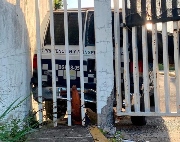 ¡CAMIONETA DE LA SSP SE ESTRELLA ADENTRO DE LA CIUDAD JUDICIAL!