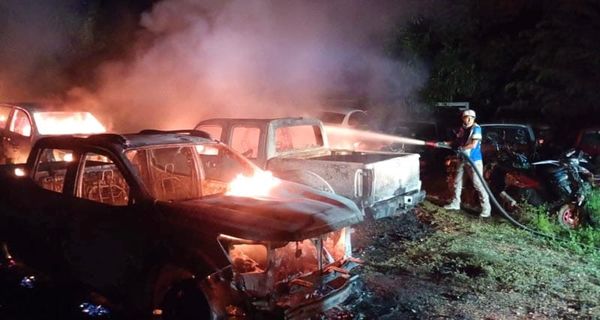 ¡INCENDIAN CORRALÓN CON BOMBAS MOLOTOV!