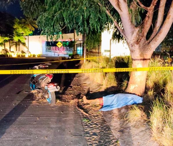 ¡MOTOCICLISTA SE MATÓ DESPUÉS DE CHOCAR CONTRA ÁRBOL EN EL CONCHAL!