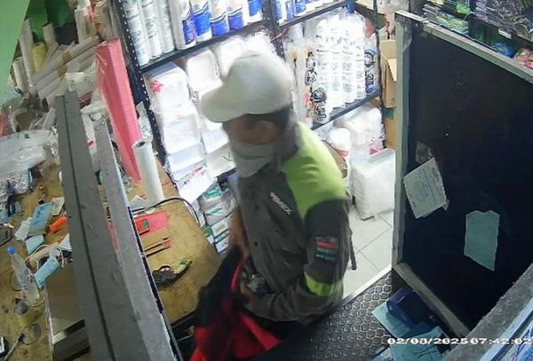 ¡PAREJA DE ‘RATOTAS’ ATRACAN NEGOCIO DE PLÁSTICOS Y BOLSAS DESECHABLES!