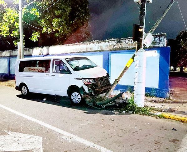 ¡SE IMPACTARON CONTRA POSTE! - PERDIERON EL CONTROL DEL VEHÍCULO POR EXCESO DE VELOCIDAD