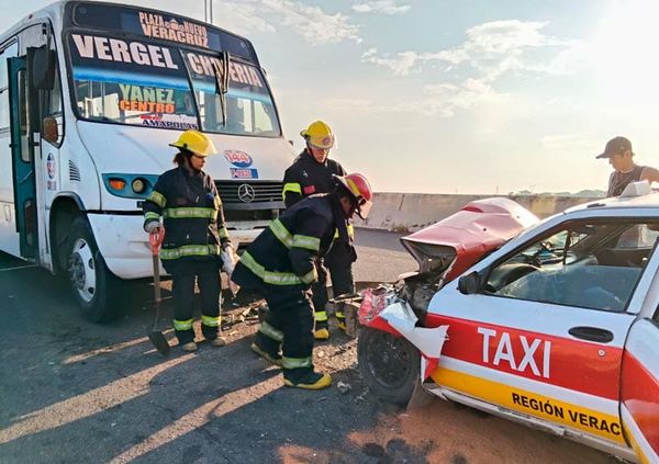 ¡TAXISTA DORMILÓN CHOCÓ DE FRENTE CONTRA CAMIÓN!
