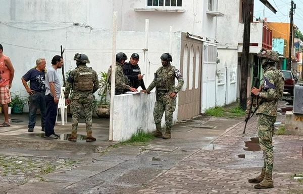 ¡RESCATAN A DOS MUJERES Y 8 MASCOTAS DE CASA EN LLAMAS!