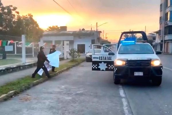 ¡DEJAN LONAS CON MENSAJES ACUSANDO A LA POLICÍA DE LA SSP DE DAR PROTECCIÓN A DELINCUENTES!