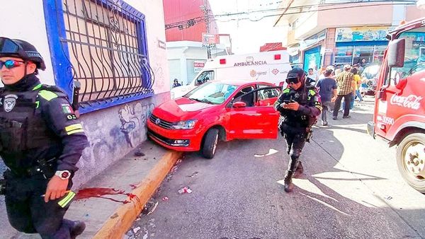 ¡PEATÓN MUERE ARROLLADO Y PRENSADO CONTRA LA PARED!