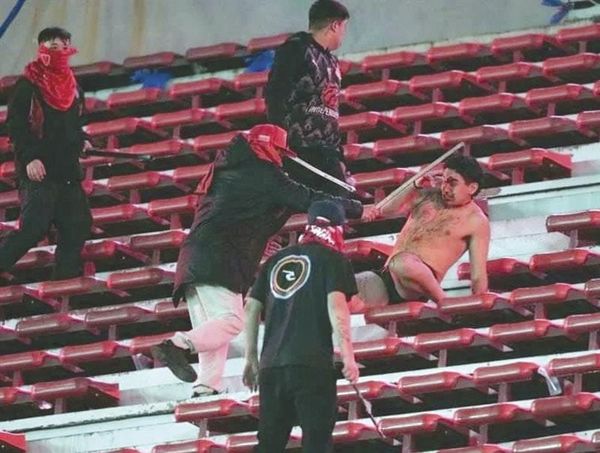 ¡SUSPENDEN EL INDEPENDIENTE - U DE CHILE POR BRONCA EN GRADAS!