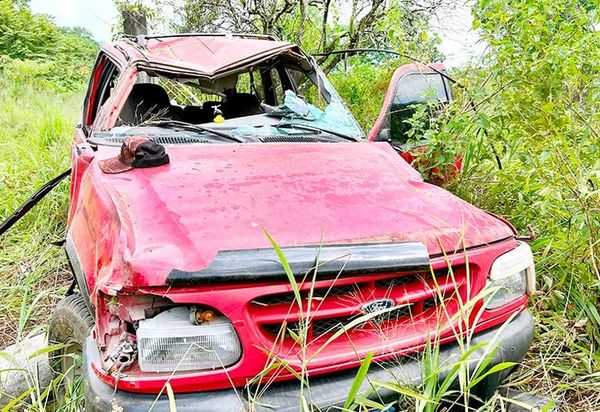 ¡CAMIONETA SALE VOLANDO DE LA CARRETERA Y QUEDÓ DESTROZADA!