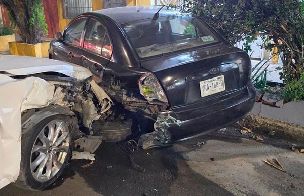 ¡CONDUCTOR BORRACHIN SE ESTRELLÓ CONTRA AUTO ESTACIONADO Y JARDINERA!