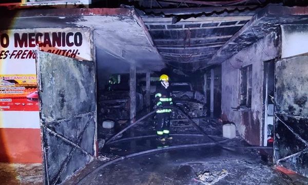 ¡FUEGO ARRASÓ CON TALLER MECÁNICO EN PLAYA LINDA!