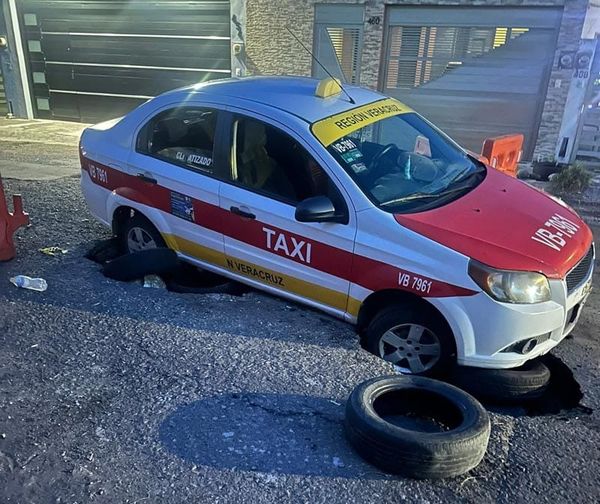 ¡TAXI CAYÓ EN DOS CRÁTERES!