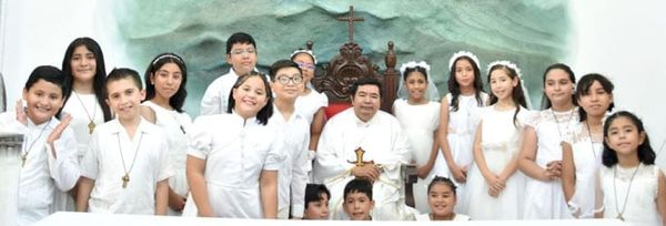 ANDREA EITANA REALIZA SU PRIMERA COMUNIÓN