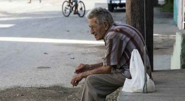 ¡DEBE APRENDER A CUIDAR A LOS ABUELITOS!