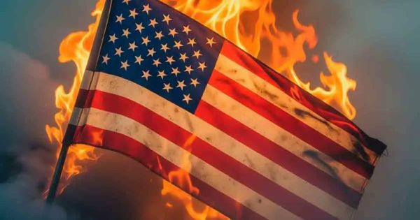 ¡TRUMP ORDENA CASTIGAR LA QUEMA DE BANDERAS DE EU!