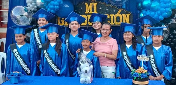 GRADUACIÓN DE ESTUDIANTES DE SEXTO GRADO...