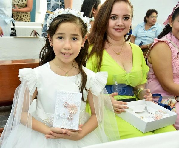 REALIZAN SU PRIMERA COMUNIÓN