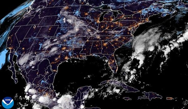 ¡BOCHORNOSO EN EL DIA LLUEVE CON RAYOS EN LA NOCHE! - *AQUI ENFRENTE EL GOLFO DE MÉXICO SE PONE MAS CALIENTE