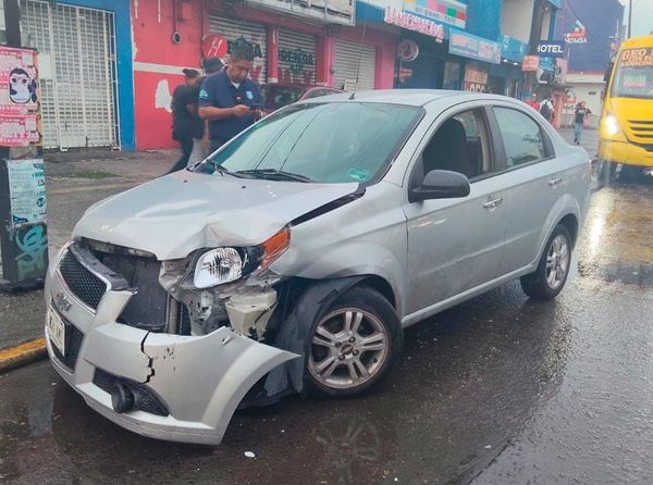 ¡AUTOMOVILISTA CHOCÓ CONTRA LA FACHADA DE LA MICHOACANA!