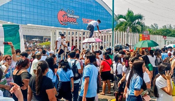 ¡CAOS EN ASAMBLEA DE BECA UNIVERSAL! - A CORRER