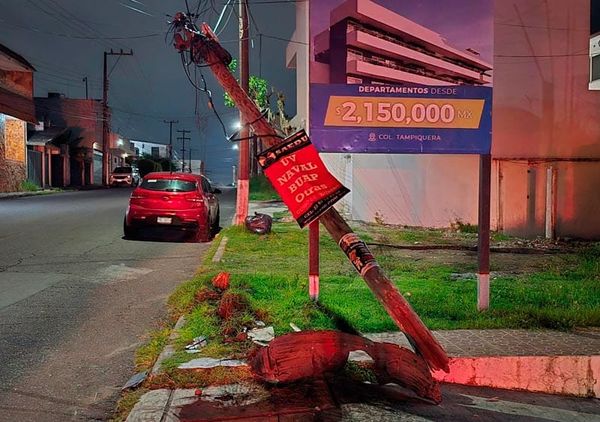 ¡CONDUCTORA PESTAÑEA Y SE IMPACTA CONTRA POSTE DE MADERA!