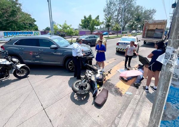 ¡MOTOCICLISTA LESIONADO AL IMPACTARSE CONTRA CAMIONETÓN!
