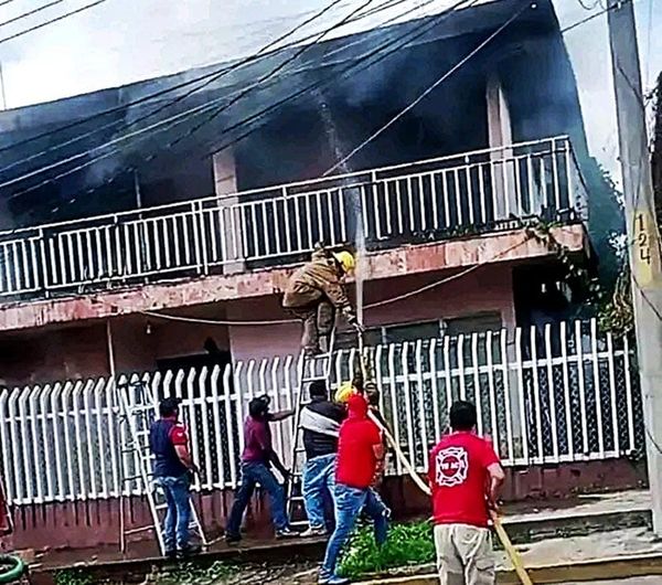 ¡SE CHAMUSCÓ EL SEGUNDO PISO DE UNA RESIDENCIA EN TIERRA BLANCA!