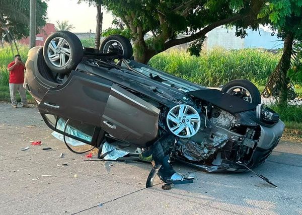 ¡ACABA LLANTAS HACIA ARRIBA EN LAGOS DE PUENTE MORENO!