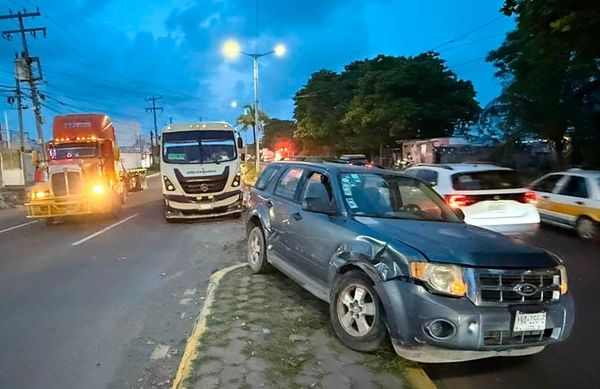 ¡CHOCA TRÁILER CONTRA CAMIONETA Y PROVOCA CAOS VIAL EN LA COLONIA PANCHO VILLA!