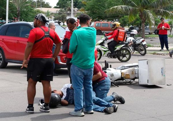 ¡MOTOCICLISTA LESIONADO IMPACTADO POR CAMIONETA!