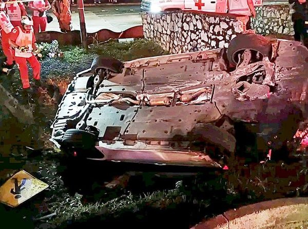 ¡AUTOMOVILISTA SALE VOLANDO Y TERMINA VOLCADO FRENTE A LA CASETA DE LA POLICÍA!