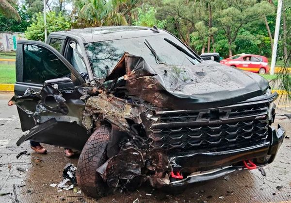 ¡CAMIONETÓN DE LUJO SE IMPACTÓ CONTRA ÁRBOL!