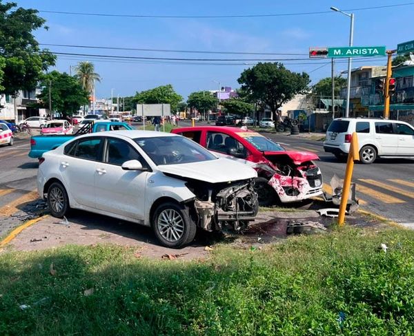 ¡CHOCAN TAXI Y AUTO COREANO EN LA AVENIDA CUAUHTÉMOC!