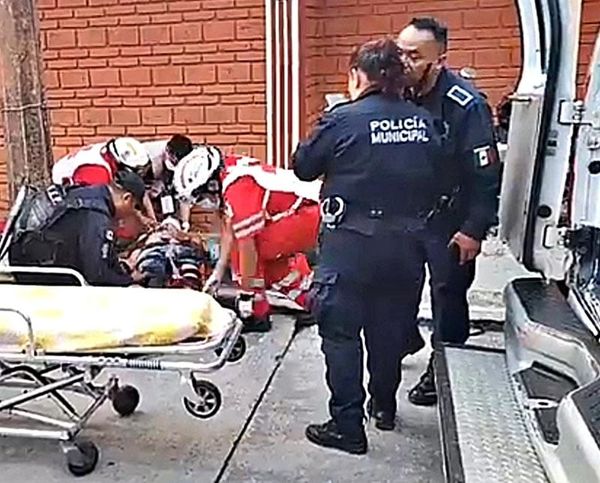 ¡DERRAPA EN LA MOTO Y SE IMPACTÓ CONTRA POSTE!