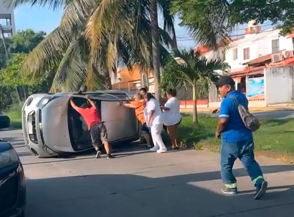 ¡CONDUCTORA SE SINTIÓ MAL LE PEGA A UN AUTO Y TERMINA VOLCADA!