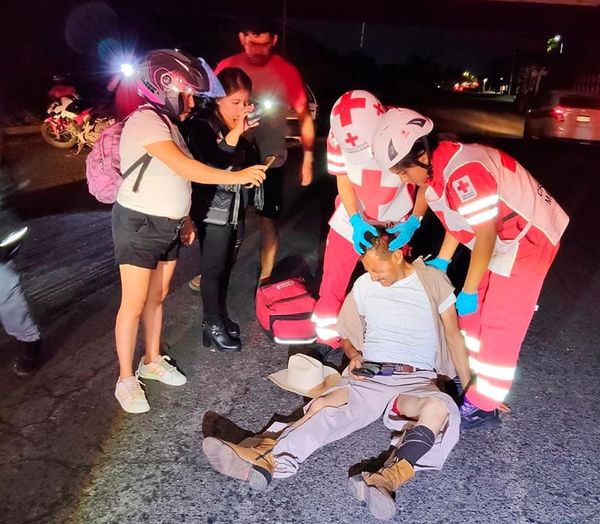 ¡DERRAPA EN SU MOTO Y TERMINA CON UN CHICHÓN EN LA CABEZA!