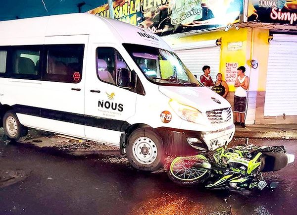 ¡MOTOCICLISTA SE IMPACTÓ CONTRA VAN POR CIRCULAR EN SENTIDO CONTRARIO!