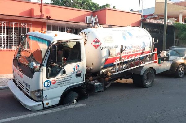 ¡PIPA ATRAPADA EN SOCAVÓN!